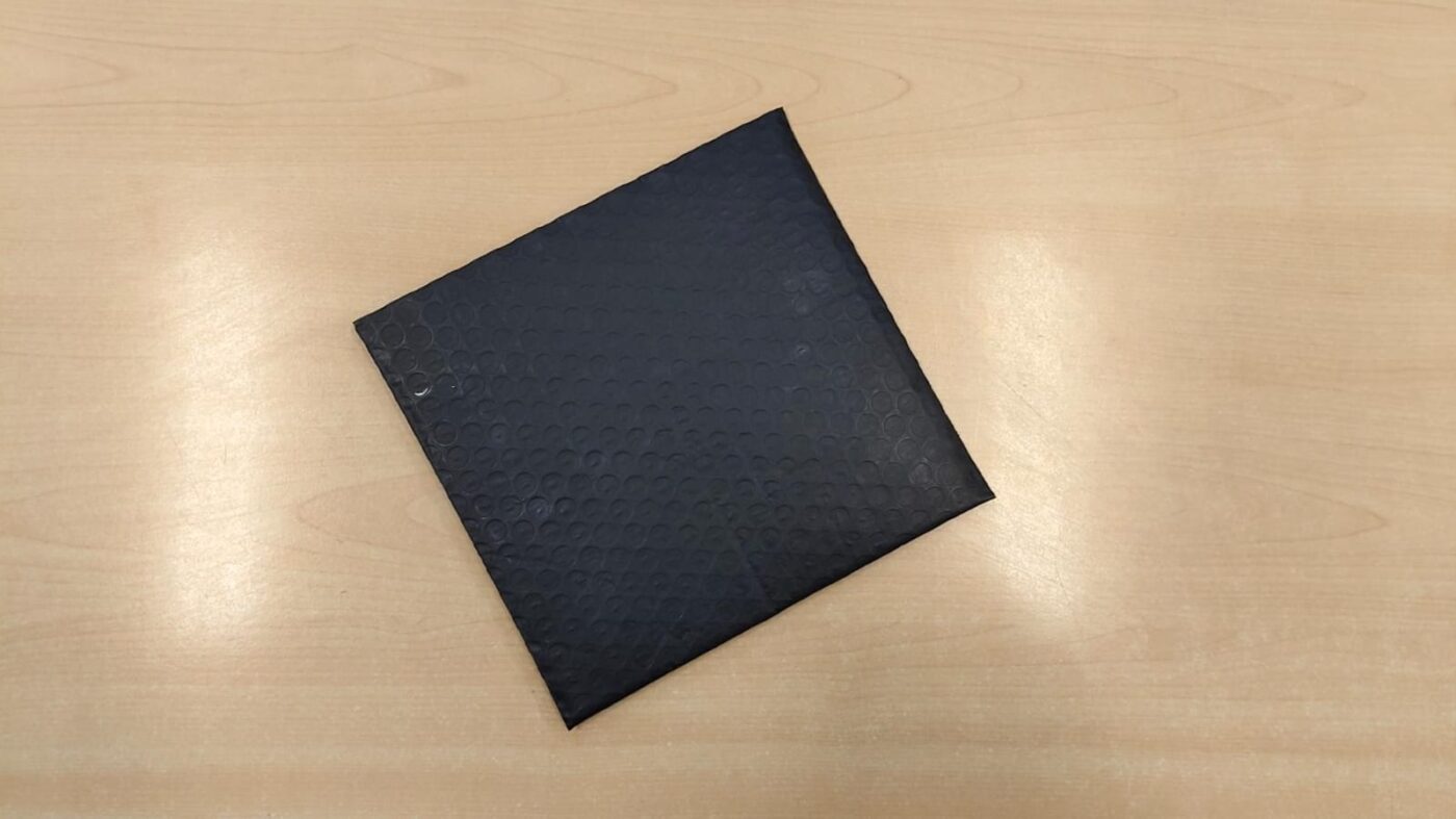amplop bubble hitam